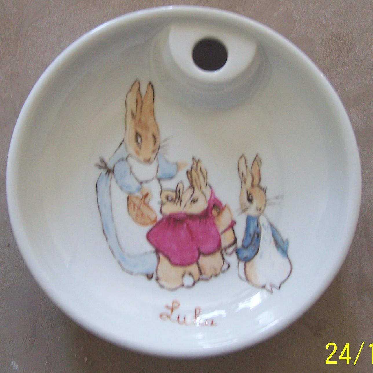 Decoluc-peintre sur porcelaine-travaux d'lves: Assiette pour bb en porcelaine peinte  la main: lapin (par GR)