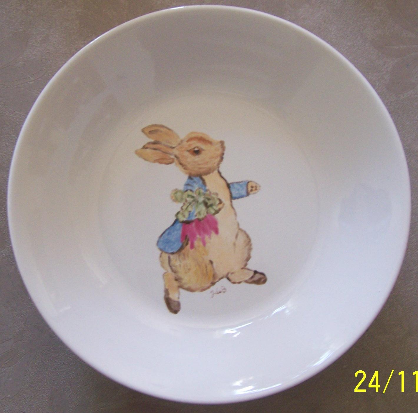 Decoluc-peintre sur porcelaine-travaux d'lves: Assiette en porcelaine peinte  la main: lapin (par JdeB)
